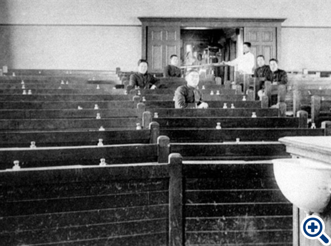 仙台医専六号教室の「幻灯機」いわゆる「魯迅の階段教室」。ドイツ語・物理学・化学などの基礎科目の教室として使われたほか、細菌学などの幻灯写真を上映する幻灯機も置かれていた。