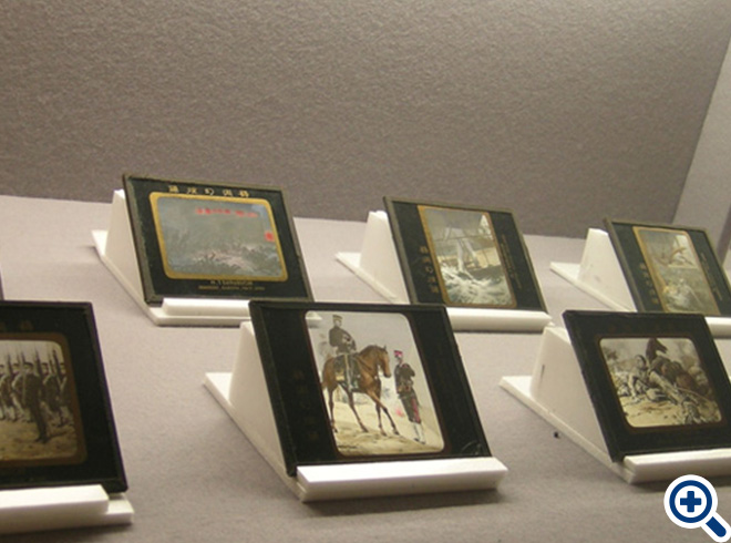 仙台医専で使用された幻灯用のガラス板/当館蔵 戦争の場面が描かれるが、魯迅が述べているような「処刑」の画面は見あたらない。