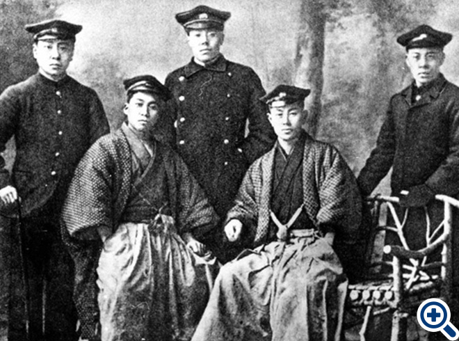 仙台医専の日本人同級生による送別会／1906年3月／左端が周樹人。一番町で甘い物を食べたあと、記念写真を撮影したという。